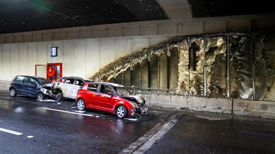 Heinenoordtunnel weer helemaal open na ongeluk waarbij autos in brand vlogen. Heinenoordtunnel weer helemaal open na ongeluk waarbij autos in brand vlogen.
