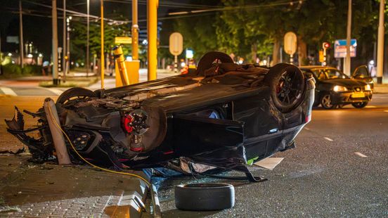 Auto's over de kop • schuur in brand