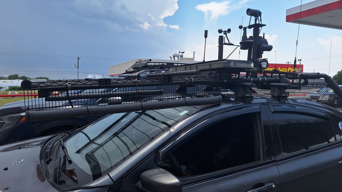 Een auto waarmee stormchasers op pad ging