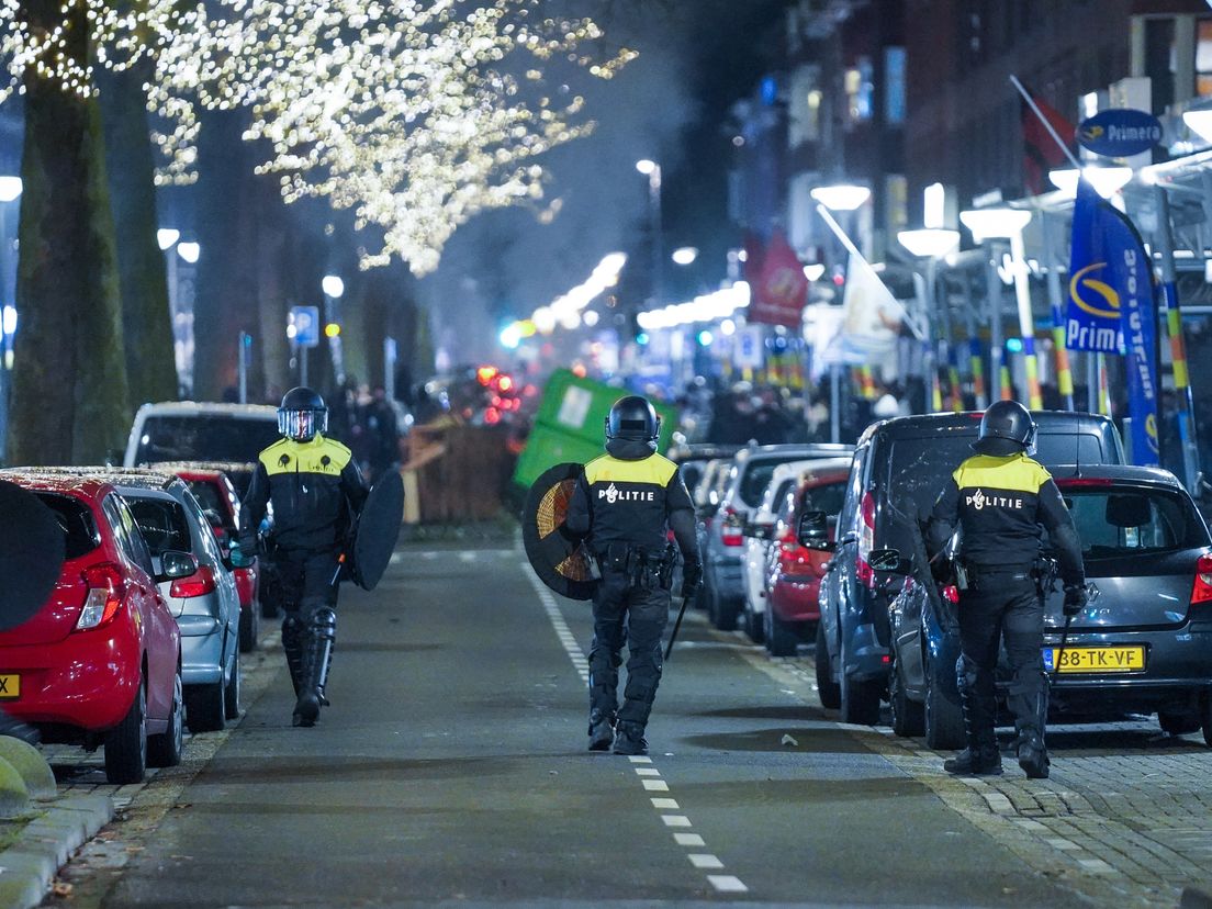 Rellen op Rotterdam-Zuid waarbij de politie en ME moesten optreden (Bron: Media TV)