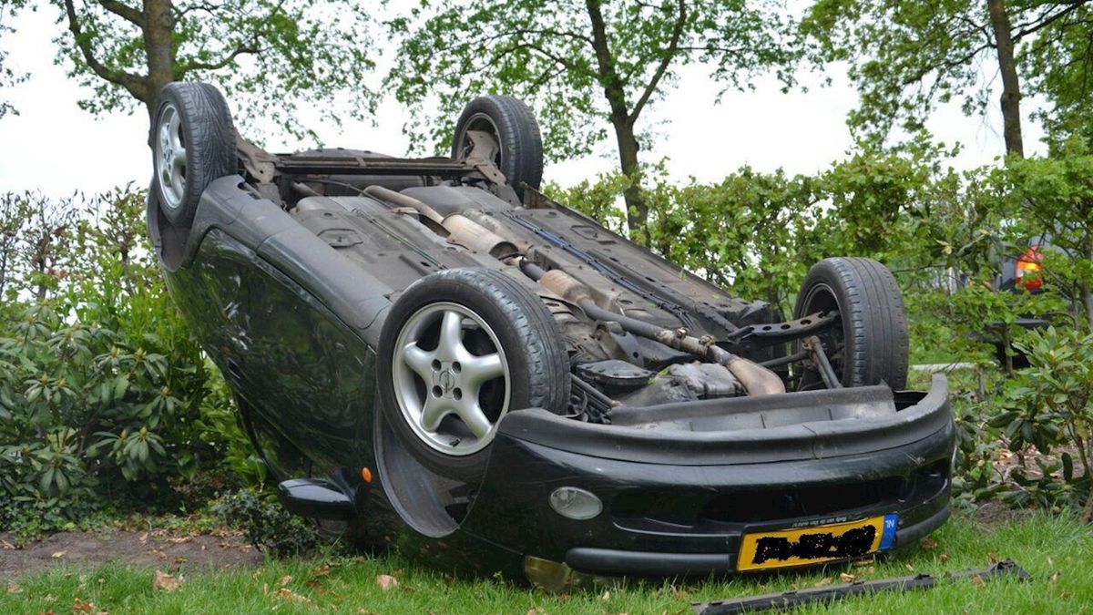 Auto belandt met klap over de heg bij woning in Diffelen