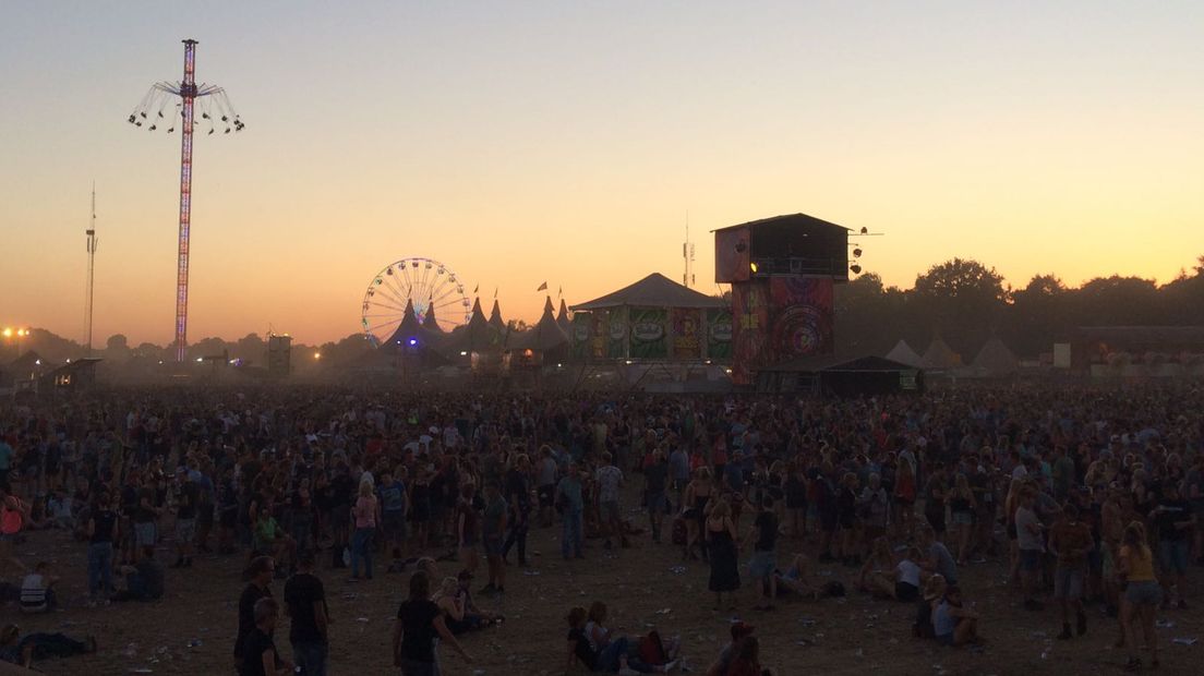 Het is een prachtige dag voor de Zwarte Cross, maar ook wel een tikkie stoffig. In dit liveblog vind je de mooiste momenten van het festival.