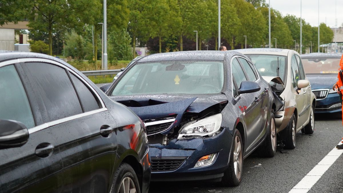 Flinke schade na botsing met vier auto's op A12