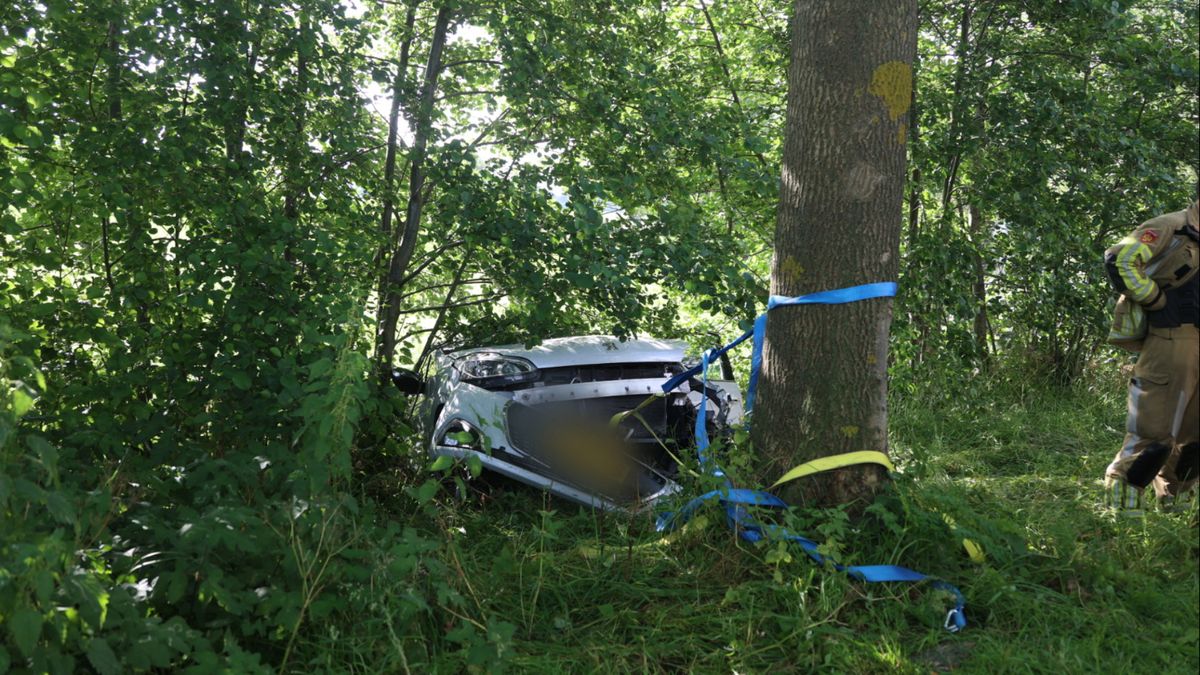 Automobilist rijdt met twee kinderen de sloot in: moeder en kind naar ziekenhuis