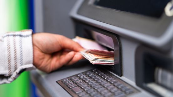 Vrouw (71) slachtoffer van oplichter: dader pint 2500 euro van haar rekening Nieuws