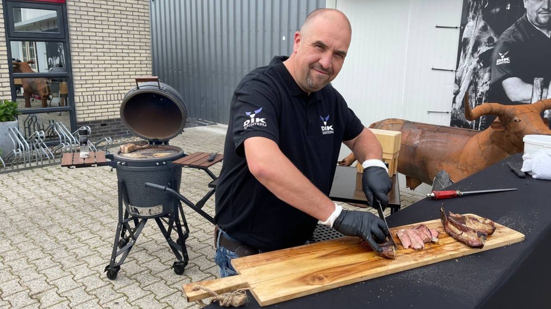 Slager Peter Ruiters snijdt een stuk vlees aan