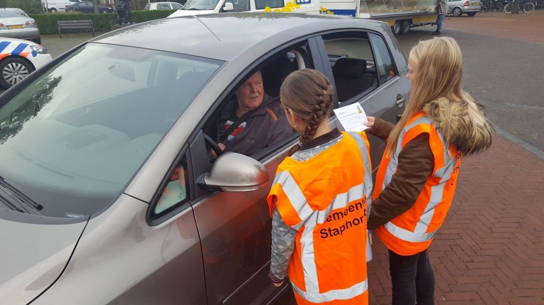 Leerlingen basisschool houden snelheidscontroles in omgeving Staphorst