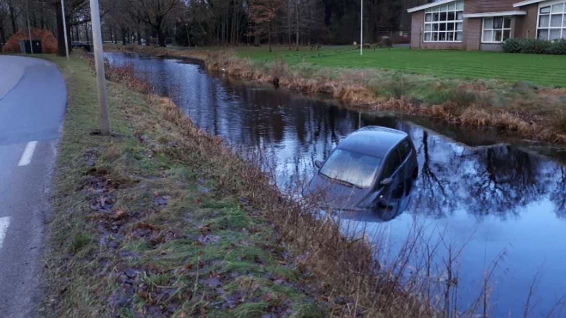 In Valthermond is een automobilist in het water geraakt (Rechten: Politie / wijkagent H. Walvius)