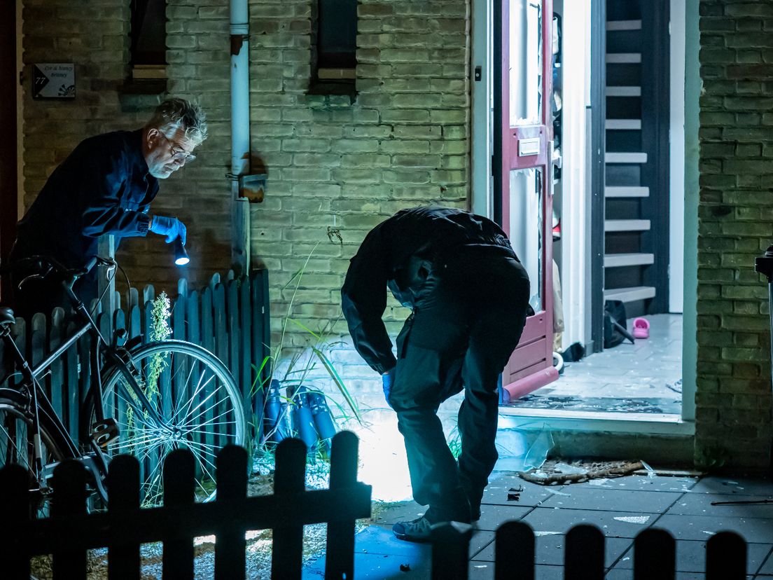 Een woning aan de Zuiderhagen in Rotterdam-IJsselmonde was doelwit van een explosie.