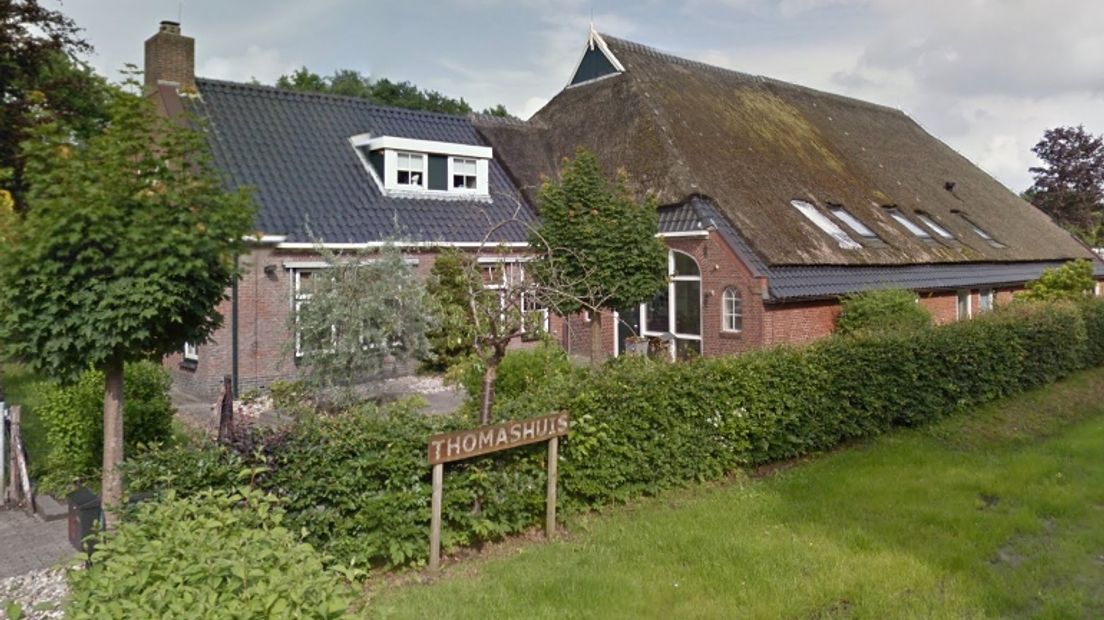 De eigenaars van het Thomashuis in Roden willen dat Mijke vertrekt uit hun bedrijf (Rechten: Google Streetview)