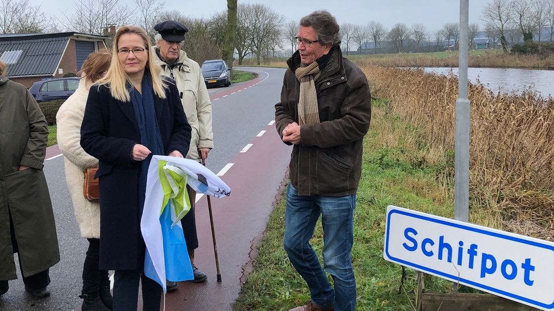 Wethouder Geertje Dijkstra-Jacobi samen met de voorvechter van het bord, Fokko Leutscher