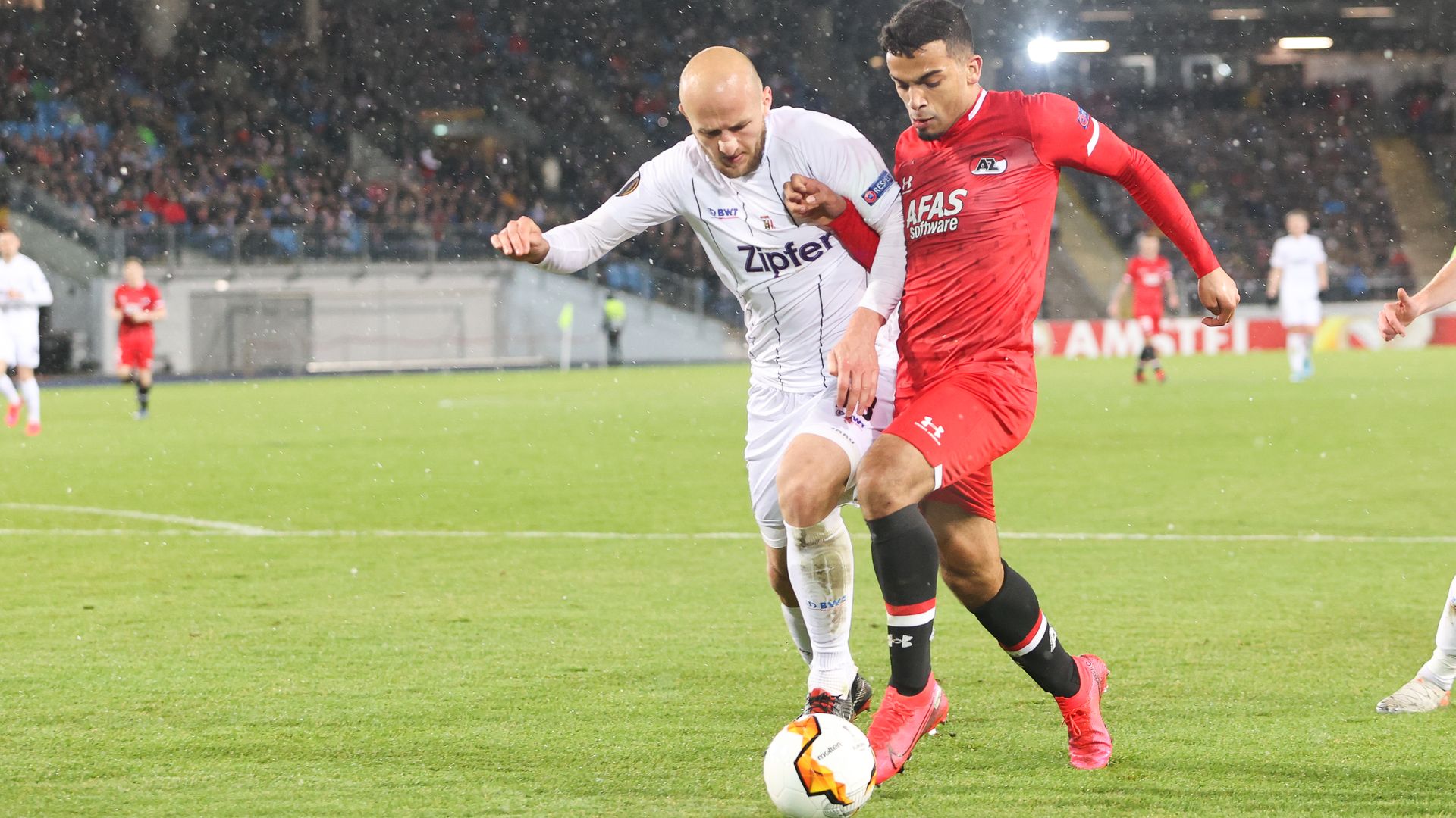 Gernot Trauner in duel met Owen Wijndal van AZ