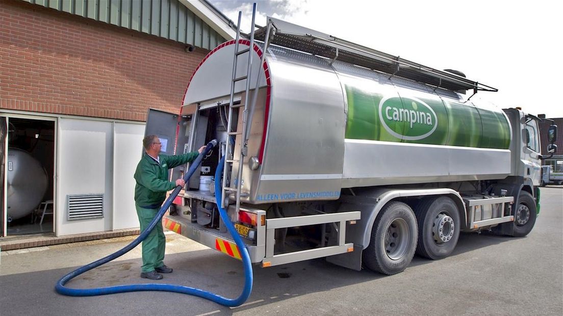 Medewerker FrieslandCampina haalt melk op met melkwagen