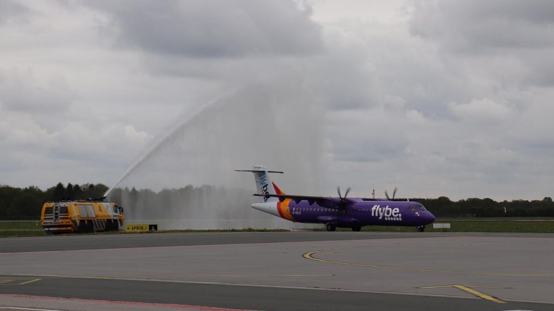 Het vliegtuig van Flybe wordt verwelkomd met watersaluut (Rechten: Groningen Airport Eelde)