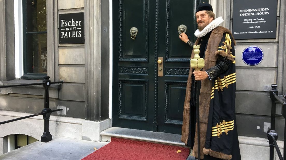 Willem van Oranje bij startpunt van wandelroute