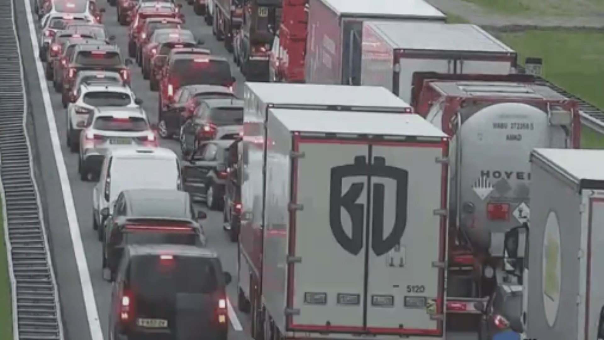 Bijna uur vertraging door ongeluk op snelweg.