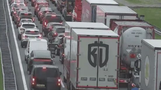 Bijna uur vertraging door ongeluk op snelweg. Bijna uur vertraging door ongeluk op snelweg.