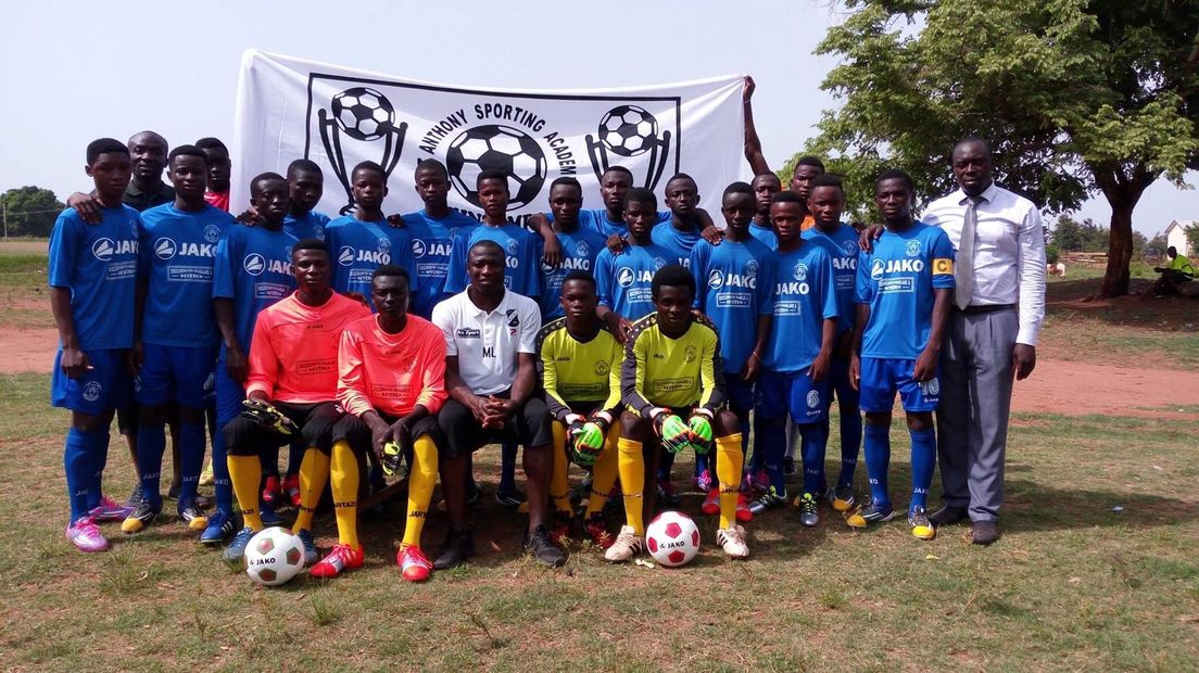 Een team van de voetbalacademie van Fred Appiah