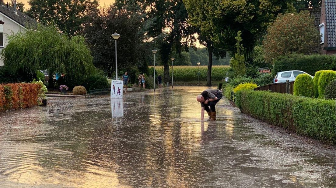 Buurtbewoners in Nijverdal proberen de putten vrij te scheppen van blad en troep