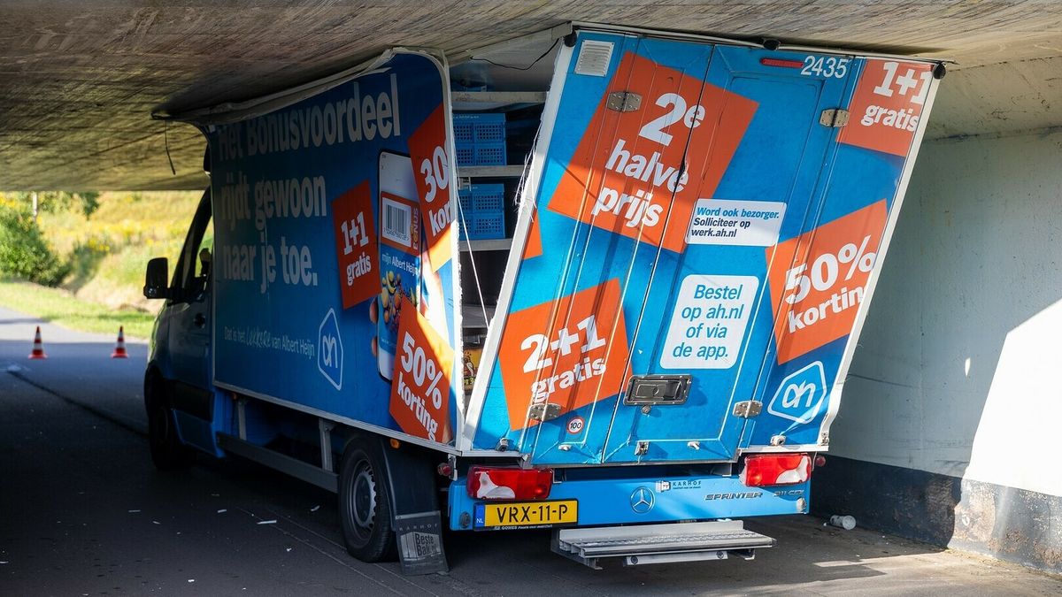 Bestelwagen komt vast te zitten in tunnel bij Opeinde | Brandweer haalt hond uit het water