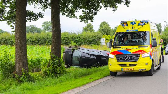 Zoekactie in Rijn na vondst rollator • gewonde bij auto-ongeluk. Zoekactie in Rijn na vondst rollator • gewonde bij auto-ongeluk.