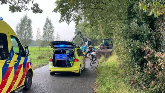 Fietser ernstig gewond na botsing met landbouwvoertuig. Fietser ernstig gewond na botsing met landbouwvoertuig.