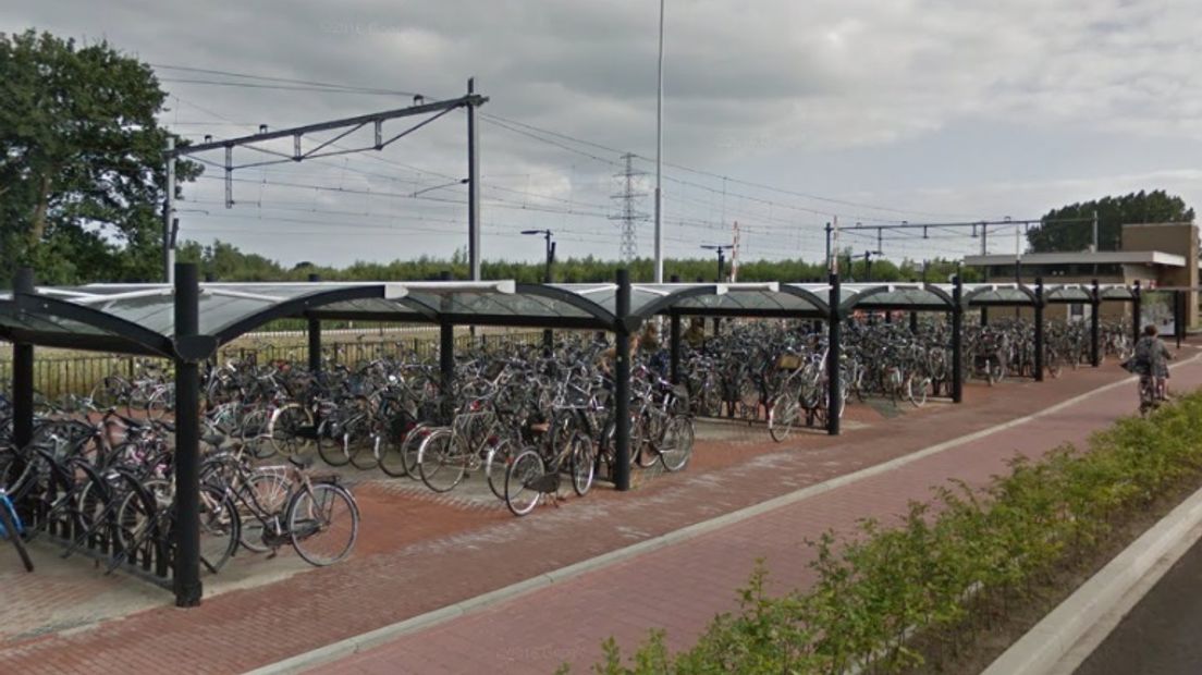 Een deel van de fietsenstalling van het station in Beilen (Rechten: Google Streetview)