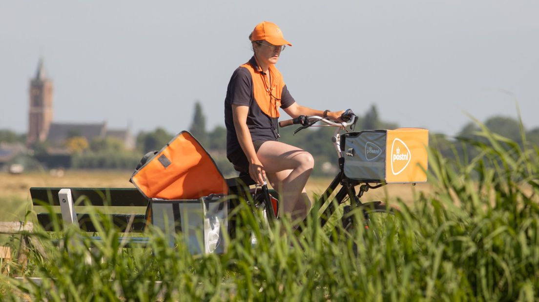 Een postbode in de Zuidpolder van Eemnes.