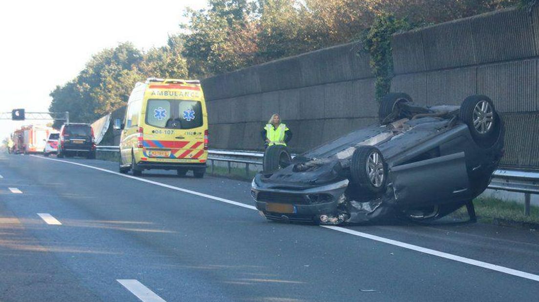 Twee inzittenden van de auto raakten gewond (Rechten: RTV Drenthe/Van Oost Media)