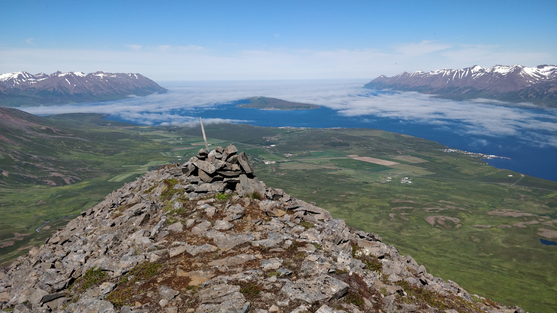 Uitzicht vanaf Katlafjall, met het eiland Hrísey en daarvoor aan de kust het dorpje Árskógsanður