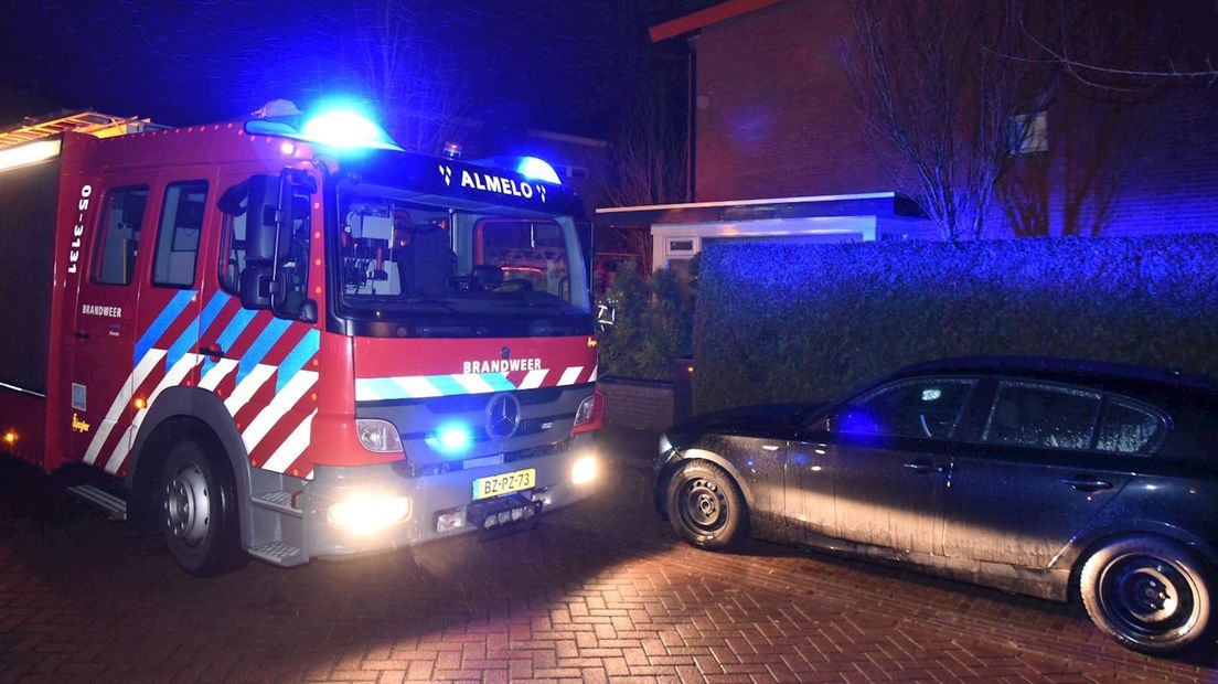 Brandweer blust woningbrand in Almelo