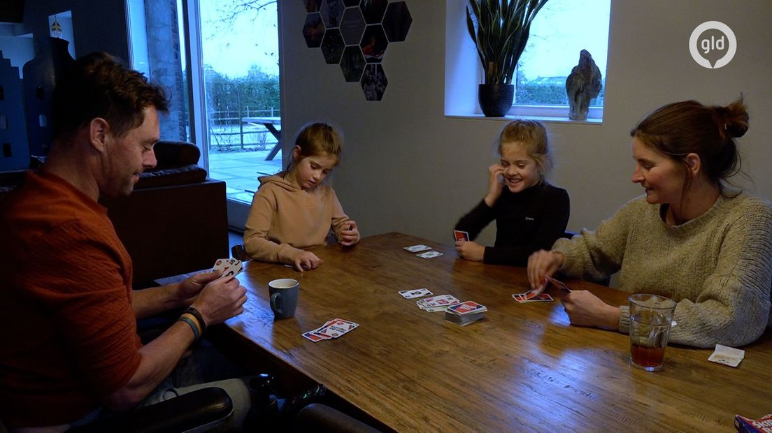 Bram speelt een spel met zijn gezin