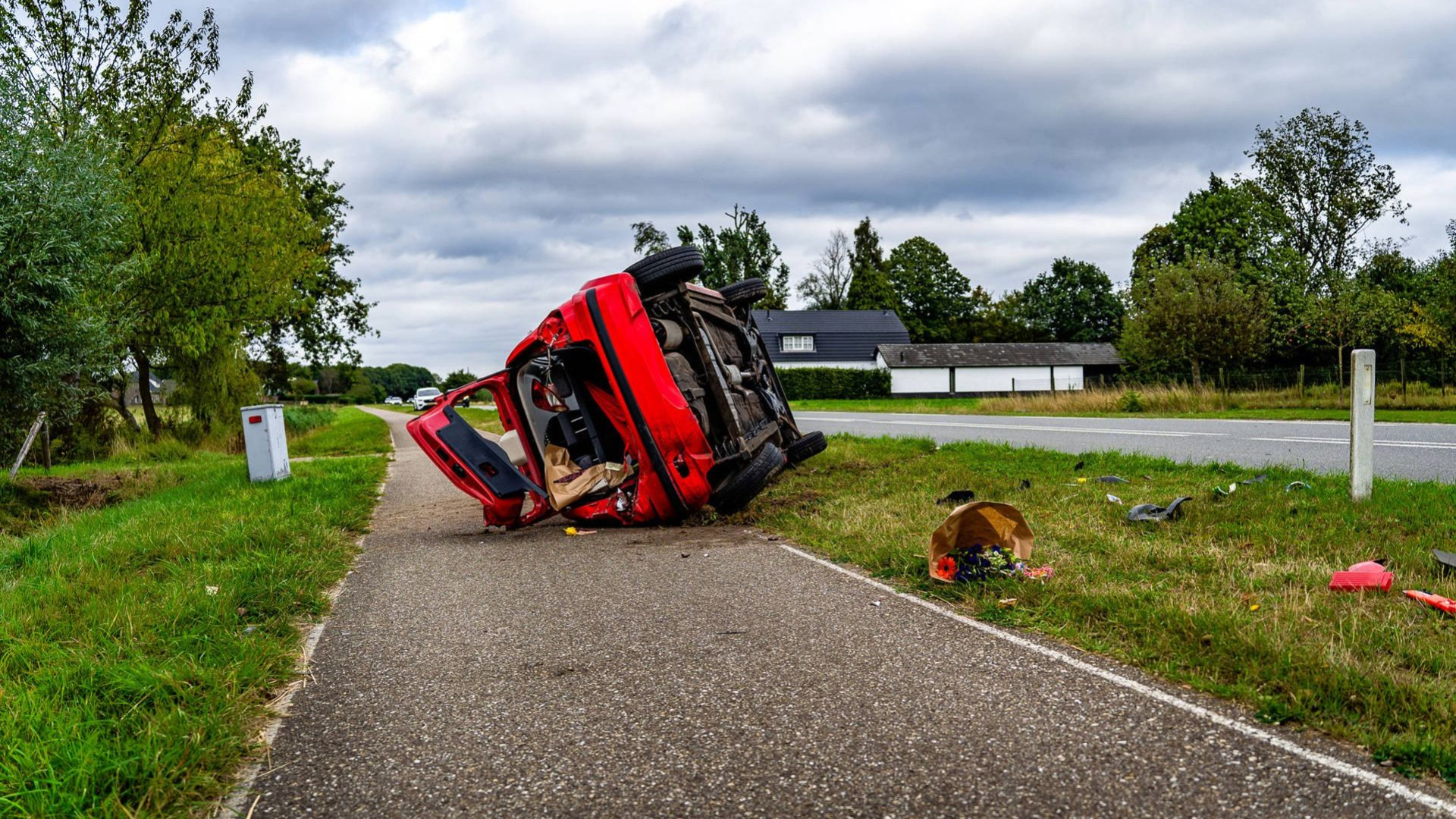 Botsing vrachtwagen • drie autos botsen.