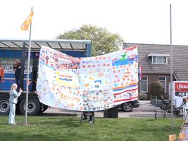 Leerlingen van OBS Jan Thiesschool in Rolde maken megavlag voor Koningsdag