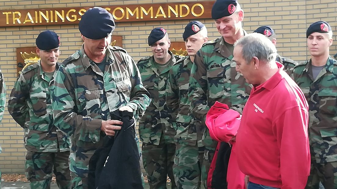 Bakker Ronald Spijk ontvangt een trui met speciale opdruk.