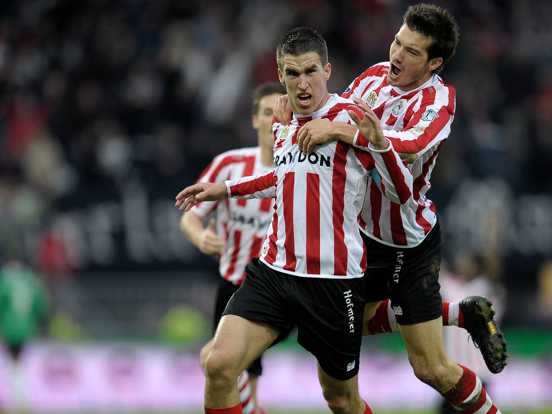 Kevin Strootman viert een doelpunt tegen Feyenoord, rechts Édouard Duplan