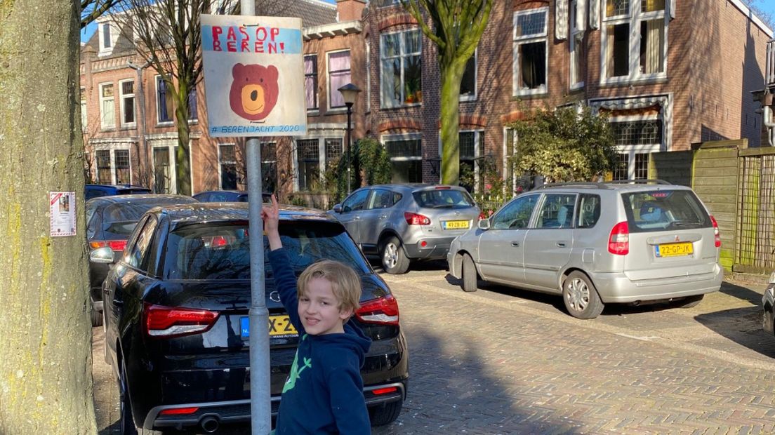 Guido (9) bij zijn  zelfgemaakte waarschuwingsbord voor de beren in de straat in Rijswijk. I