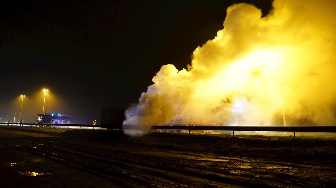 Brandende hamburgertent op A1 bij Deventer zorgt voor verkeershinder