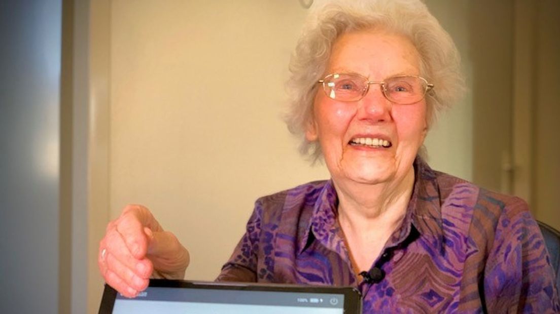 De 94-jarige Jo Top - Evers heeft in coronatijd leren videobellen