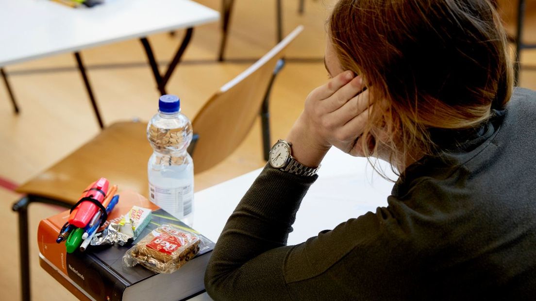 Stressen, blokken en zweten: de eindexamens gaan weer beginnen! Havo-leerlingen bijten vandaag het spits af: om 9.00 uur begint het examen maatschappijwetenschappen. Daarna volgt het vwo met Nederlands.