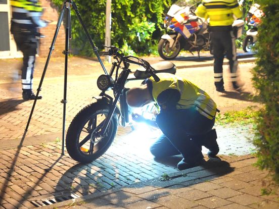 Fatbiker botst tegen auto in Meppel: een persoon ernstig gewond