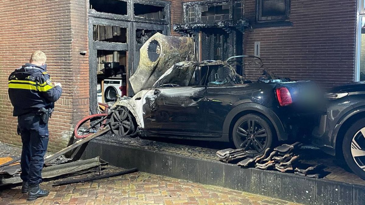 Auto uitgebrand op oprit, gevel woning beschadigd