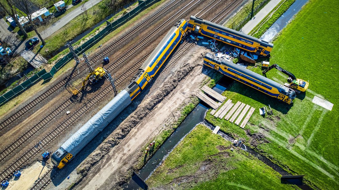 Luchtfoto van de gestrande treinstellen in Voorschoten