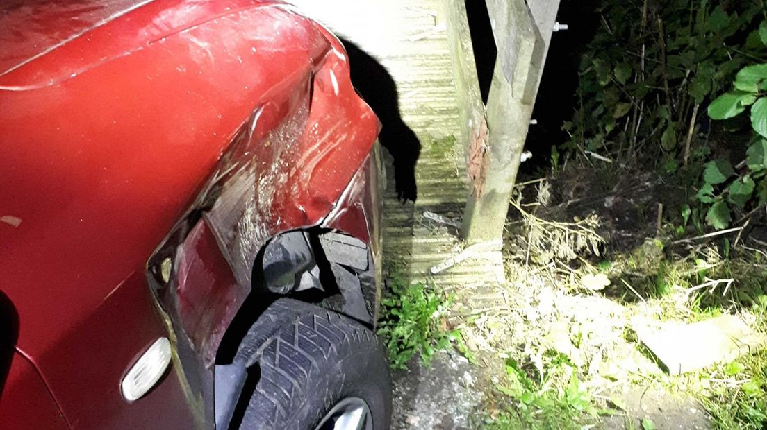 Zowel de auto als de brug raakte beschadigd