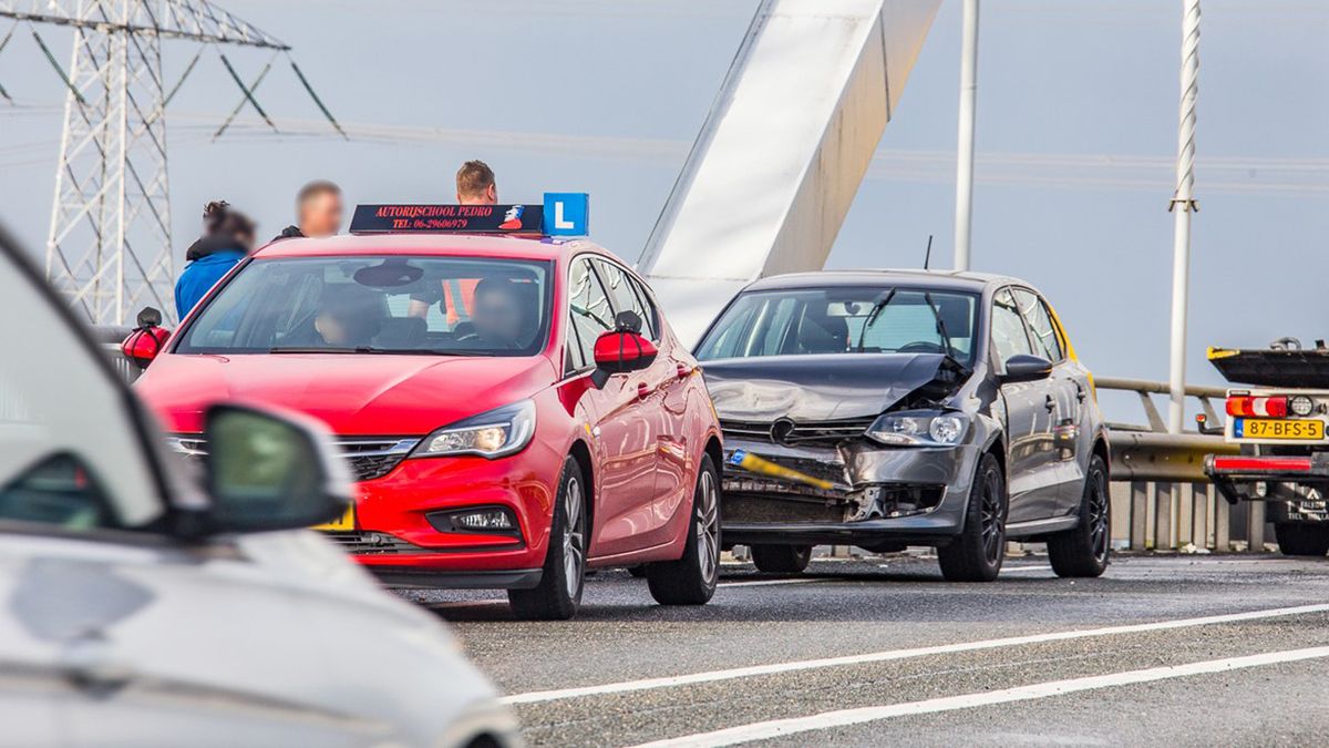 Lesauto in botsing bij Loenersloot