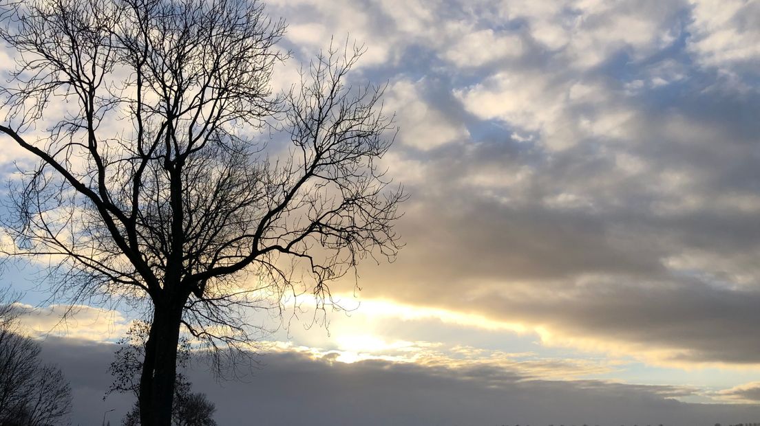 De zon die doorbreekt in Kloetinge.