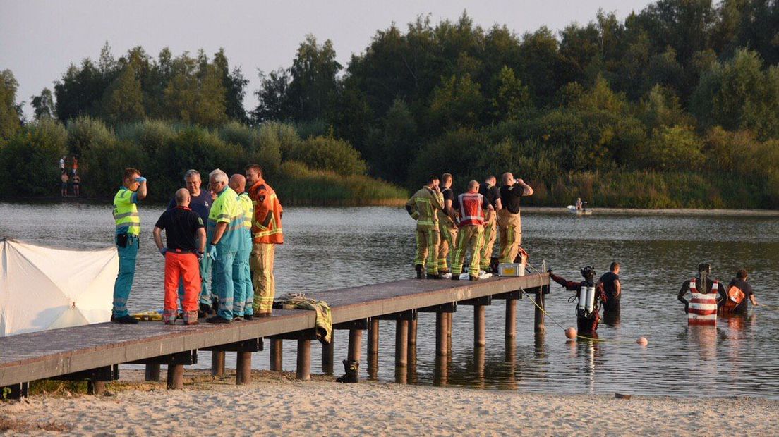 De politie bedankt iedereen die heeft geholpen bij het zoeken naar een man in de Rietplas in Emmen (Rechten: De Vries Media)