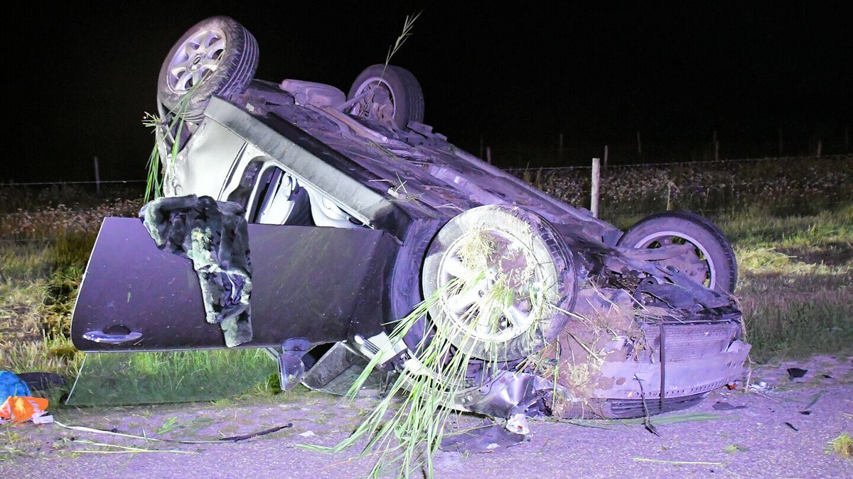 Auto belandt bij Cadzand in sloot en stuitert terug op de weg
