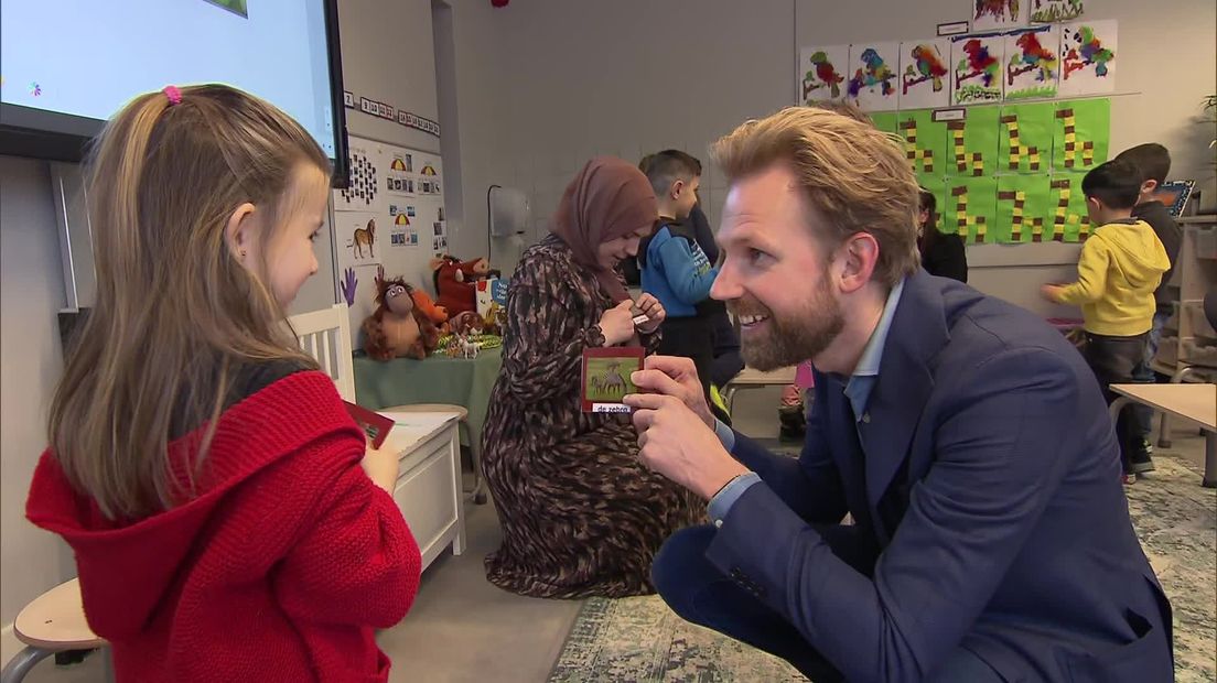 Minister Wiersma bij een leerling uit Oekraïne