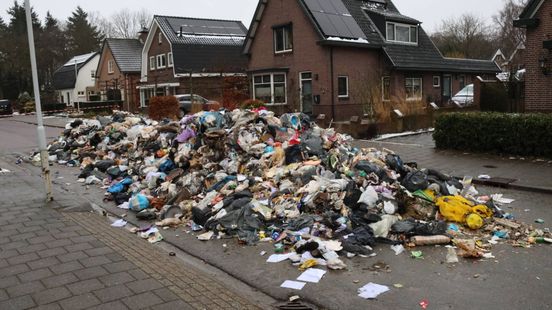 Afvalwagen vat vlam, bestuurder stort vuilnis op de weg